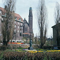 Parken norr om Borgarskolan (nuv. Ellen Keys Park) med Sigrid Fridmans staty av Ellen Key. I bakgrunden Engelbrektskyrkan.