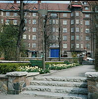 Parken norr om Borgarskolan (nuv. Ellen Keys Park). Gångväg strax norr om Ellen Key-statyn.