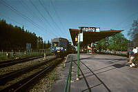 Västerhaninge station med pendeltåg.