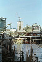 Sergels Torg under byggnad. I bakgrunden byggnation för Skandinaviska Bankens huvudkontor.