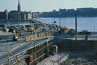 Gatuarbeten vid Stadshusbron. I bakgrunden Pontonbron sedd mot Riddarholmen.