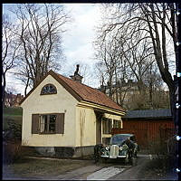 Södermälarstrand 117, Lorensberg. En man och en pojke tvättar en bil.