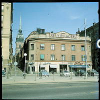 Kvarteret Iasons fasad mot Mälartorget med PB källarens skylt på taket. I bakgrunden Tyska kyrkan.