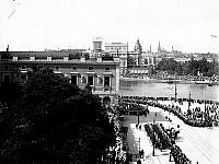 Festligt mottagande på Skeppsbron. I bakgrunden Operan och Jakobs kyrka.