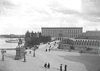 Gustaf Adolfs Torg mot Norrbro och Kungliga slottet.