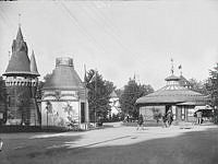 Stockholmsutställningen 1897. Till höger tobakfabriken Hellgrens paviljong.