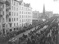 Odengatan norrut. Politikern och publicisten Sven Hedins (1834-1905) begravningståg med S.t Georgios kyrka i bakgrunden.