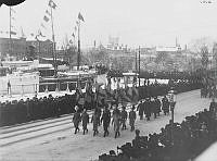 Strandvägen, militärparad vid Nybrohamnen.