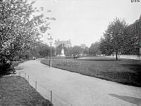 Järnvägsparken med Centralstation i bakgrunden.