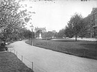 Järnvägsparken med Centralstation i bakgrunden.