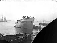 Förskeppet till ett ryskt tankfartyg (ångfartyg) bogseras genom Järnvägsbron vid Söder Mälarstrand.