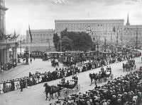 Kortege vid Gustafa Adolfs torg, med slottet i bakgrunden.