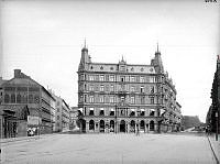 Stureplan mot Sturegatan och Biblioteksgatan. Stureplan 8 byggdes 1883 och inrymde Restaurang Anglais, huset med Hotel Anglais revs 1955.