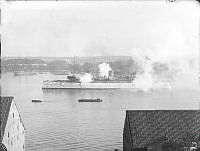 Den amerikanska pansarkryssaren USS Baltimore på väg in mot Stockholm. Vy från Stigberget norrut över Saltsjön med Skeppsholmen i fonden.