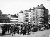 Hötorget med gamla Våghuset till vänster. Hötorget mot Kungsgatan.