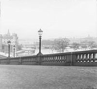 Vy från Lejonbacken mot väster. Rannsakningsfängelset till vänster. bredvid Rannsakningsfängelset en badanäggning. I bakgrunden syns ytterligare en badanläggning vid järnvägsbron, Strömbadet.