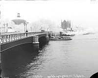 Skeppsholmsbron mot Skeppsholmen. Till vänster syns Skeppsholmskyrkan och till höger Amiralitetshuset.