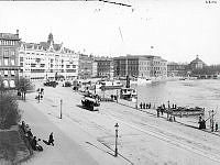 Strömgatan och södra Blasieholmshamnen. Till höger Skeppsholmen med Skeppsholmskyrkan.