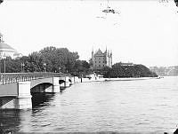 Skeppsholmsbron mot Skeppsholmen. Skeppsholmskyrkan till vänster och Amiralitetshuset till höger.