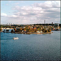 Kastellholmen från sydväst. I förgrunden djurgårdsfärja på väg från Slussen till Gröna Lund på Djurgården.