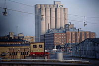 Byggnadsmiljö vid Frihamnen sedd från väster, Tegeluddsvägen. Till höger Lantmännens silo och Magasin 3.