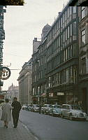 Regeringsgatan sedd söderut mot Gustav Adolfs Torg. Till höger Regeringsgatan 9. I bakgrunden Jakobsgatan.