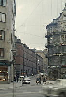 Blick mot huslängan Riddargatan 1 - 3  från Birger Jarlsgatan. Riddargatan österut från Birger Jarlsgatan.