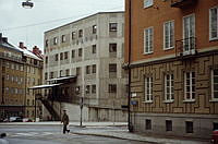 Arkitekturskolan, KTH. Fasad mot Danderydsplan. I förgrunden Danderydsgatan. Till höger fasadparti, Danderydsgatan 21.