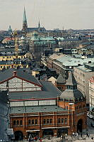 Utsikt från Hedvig Eleonora kyrka västerut mot Johannes kyrka. I förgrunden Östermalms Saluhall. Till höger Humlegårdsgatan.