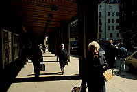 Flanerande människor vid Fleminggatan. Nära korsningen Fleminggatan, S:t Eriksgatan. Indragen bottenvåning.