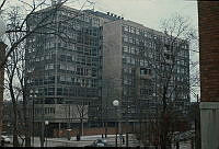 Hushålls och sömnadsskolan, S:t Görans gymnasium. Skolbyggnaden sedd från väster, vid S:t Görans kyrka.