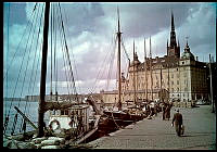 Riddarholmen från Munkbrohamnen mot Kommerskollegium, Riddarholmskyrkan i bakgrunden..