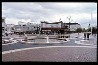 Vällingby centrum. Vällingbyplan sett från väster. Stenläggning i cirkelmönster och fontäner med marmor.