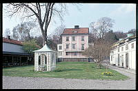 Djurgården. Alberget 4 B, Djurgårdsvägen 136. Lusthus och till höger Abraham Rydbergs sjösalong.