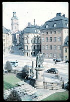 Riddarhustorget sett från Riddarhuset. Till vänster Storkyrkobrinken mot Storkyrkan. Framför Riddarhuset står Gustav Vasastatyn. Till höger Ryningska palatset.