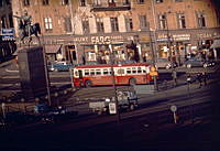 Utsikt över Slussen mot Slussplan. Till vänster  Karl XIV Johans staty. Fasadparti av kv. Achilles.