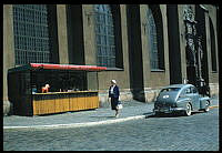 Souvenirkiosk intill Jakobs kyrka. Försäljning av bl.a. dalahästar. En Volvo PV 444 står parkerad.