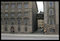 Skeppsbron 42 A och B. Södra och norra Bankohusen. Norra Bankogränd sedd från Skeppsbron mot Järntorget.