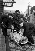 Stockholms centralstation. En engelsk Röda Korset-ambulans passerar Stockholm på väg från Serbien till England. En sårad sjuksköterska tas om hand