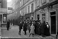 Skomakargatan söderut från Stortorget. Kö till en brödbutik under första världskriget.