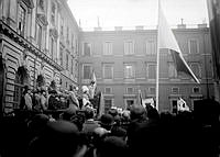 Kung Gustav V håller tal på Kungliga Slottets borggård under Bondetåget 1914.