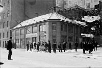 Regeringsgatan 107 med skylten Stockholms stads arbetsförmedling. (Kammakargatans trappor till höger).