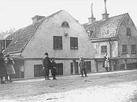 Före detta skarprättarebostället år 1896 vid Skeppargatan 49,  kvarteret Kronkvarnen. 
I dag, år 2013, Skeppargatan 53, kvarteret Grannarne.