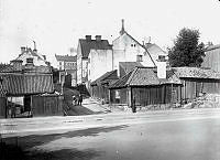 Nybergs Gränd söderut från Kommendörsgatan på 1890-talet.
Grändens namn är idag år 2013 Nybergsgatan.