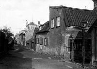 Tavastgatan österut vid Stora Hargränd (t.h.). Tornet i fonden är Wicanders korkfabrik. Kv. Haren Större, senare kv. Leporiden.