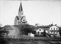 Sofia kyrka från Stora Mejtens Gränd med församlingshuset.