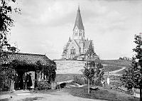 Sofia kyrka under byggnation, sedd från norra delen av Vitabergsparken. Stuga i förgrunden.