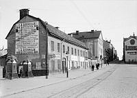 Götgatan 40 norrut. Engelska huset. Rumpfiskarhuset byggt på 1650-talet. Telefonkiosker i förgrunden. (F.d. Katarina Församlings fattighus).