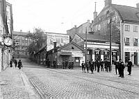 Kungsgatan 1-3 och Hötorget 14, dåv. kv. Hästhuvudet. Här ligger numera Konserthuset. Kungsgatan går österut mot Stora Bastugatan, nuv. Sveavägen. Dåv. Kungsgatan 1-3, nuv. 41-43.