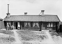 Arbetarbostäder vid Kungsholms Kyrkbacke, Norra Qvarngränd 6. Här ligger nu Stadsarkivets entré.